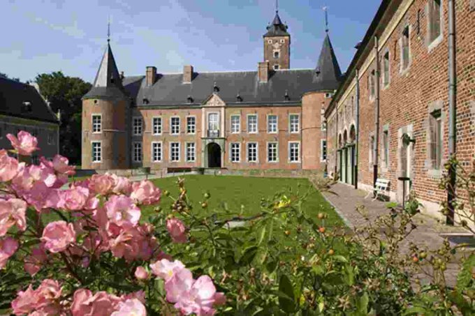 Herschaalde kopie van Alden_Biesen_binnenkoer_bloesem